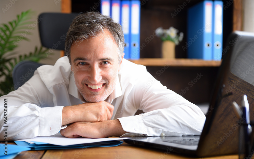 Naklejka premium Smiling entrepreneurial leaning on the office table close up