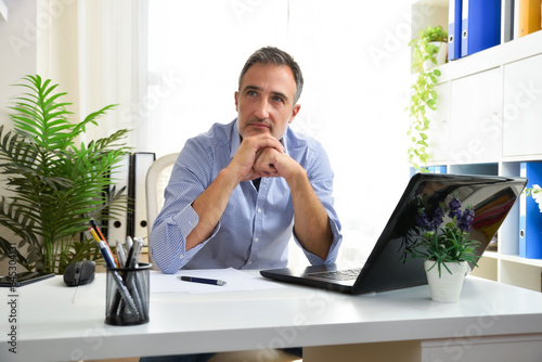 Obraz na plátně Imaginative entrepreneurial adult man getting creative inspiration in an office
