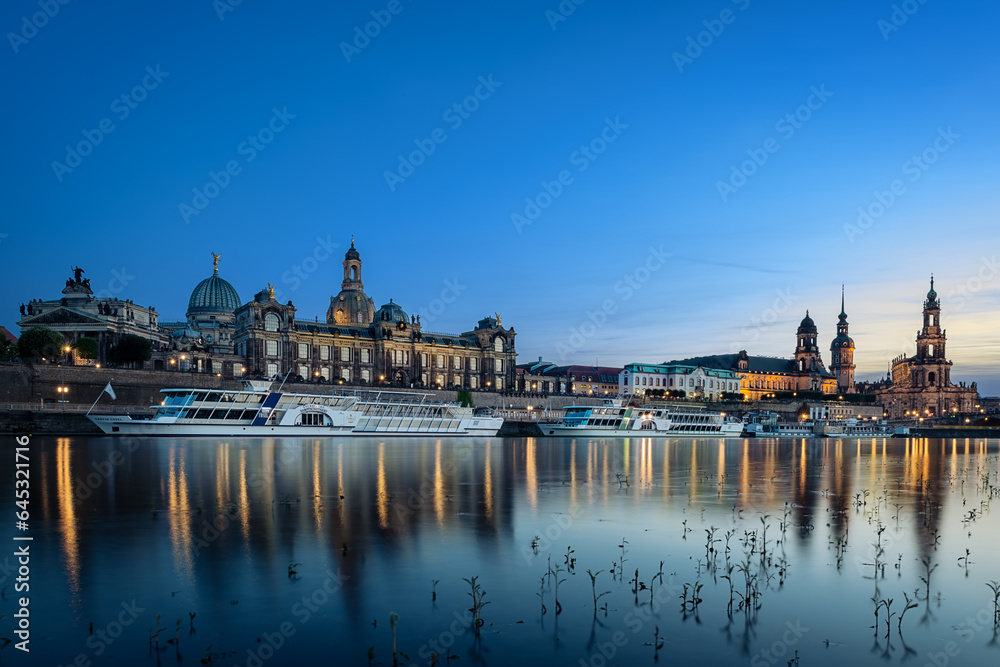 Blick vom Neustädter Elbufer auf die Dresdner Altstadt in der blauen Stunde