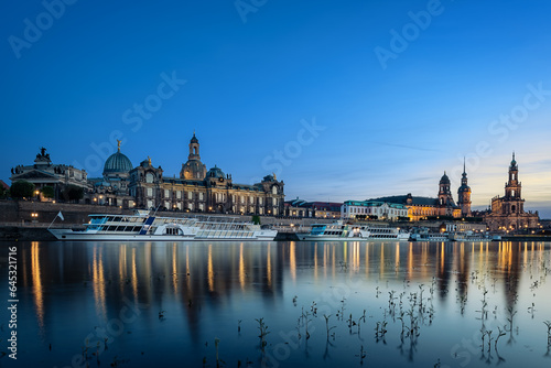Blick vom Neustädter Elbufer auf die Dresdner Altstadt in der blauen Stunde