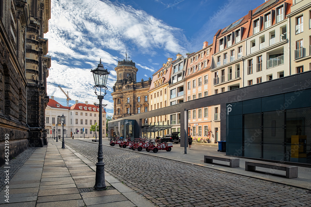 Obraz premium Blick aus der Salzgasse auf Kurländer Palais und Polizeidirektion Dresden