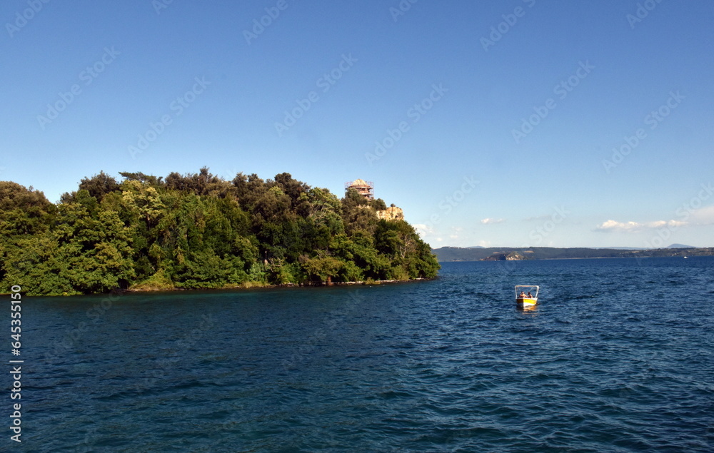 Naklejka premium Kleines Motorboot neben der Isola Bisentina