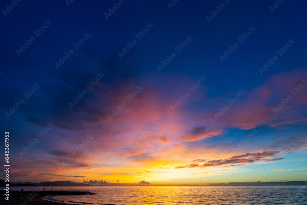 淡路島の日の出の海の風景