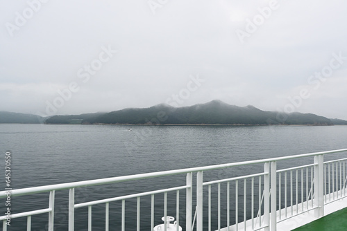 高松から小豆島へいくフェリーから見える瀬戸内の島々 © hattey