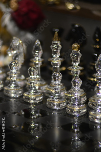 шахматные фигуры на шахматной доске