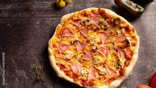 Fotografia Pizza italiana casera hecha en casa, ingredientes naturales, con pimientos, tomates de huerto, en fondo rustico oscuro