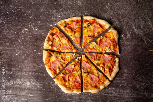 Pizza italiana casera hecha en casa, ingredientes naturales, con pimientos, tomates de huerto, en fondo rustico oscuro.
