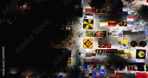 Vista aérea de juegos mecánicos en la bahía Santa Cruz en Huatulco Oaxaca . Video de dron 4k, Dolly in. Concepto de viajes y turismo.