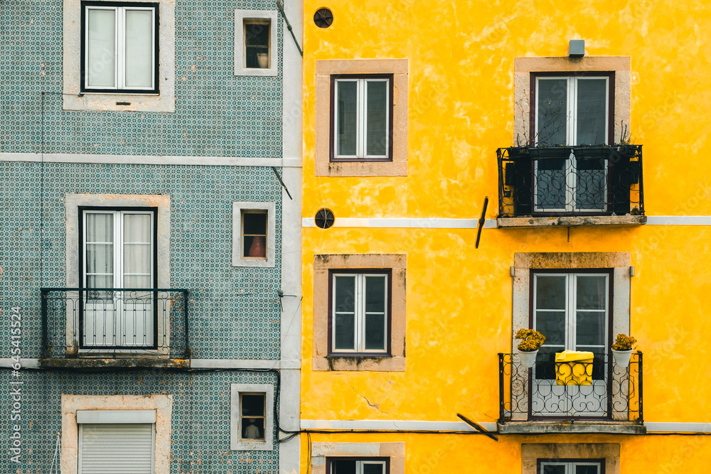 Facades immeubles colorés en gros plan à Lisbonne