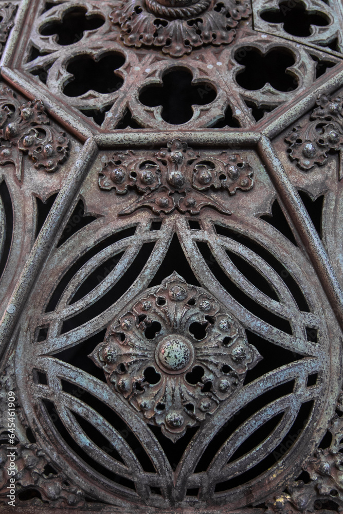Dettaglio della copertura in ferro battuto di un pozzo a Venezia