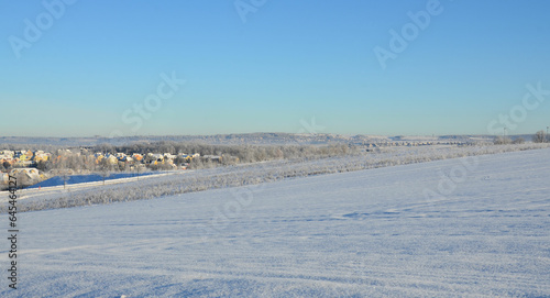 Weitsicht über weiße Winterlandschaft im Erzgebirge