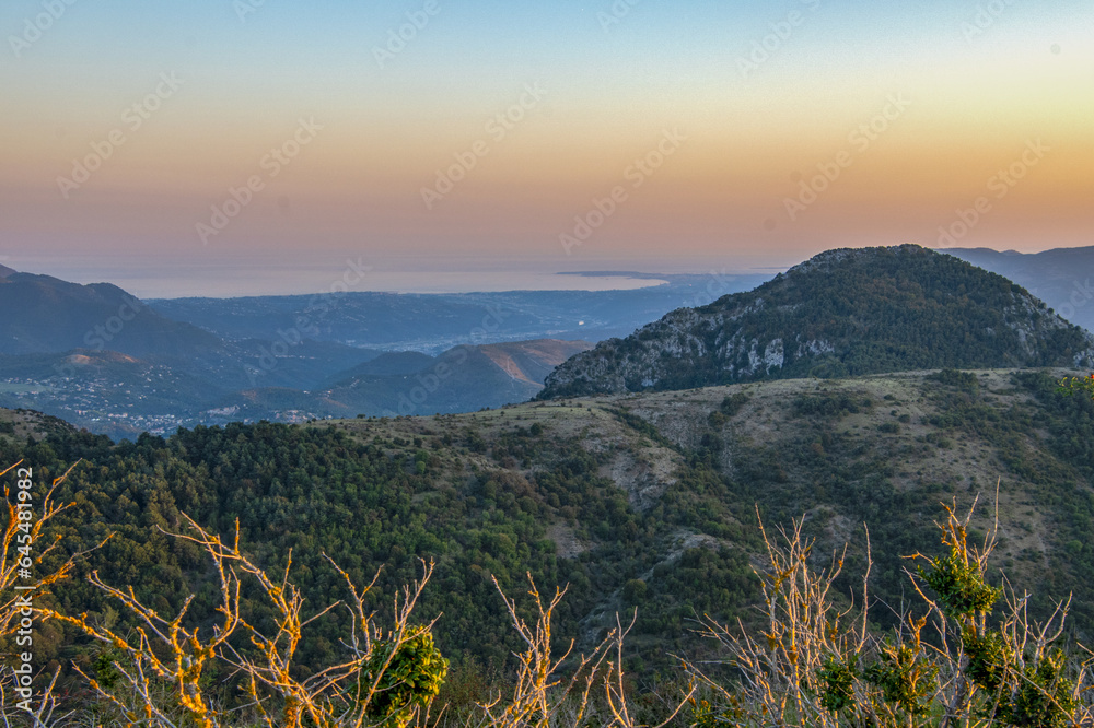 Coucher de soleil sur la baie des anges et Nice depuis les Alpes du Sud Coucher de soleil sur la baie des anges et Nice depuis les Alpes du Sud