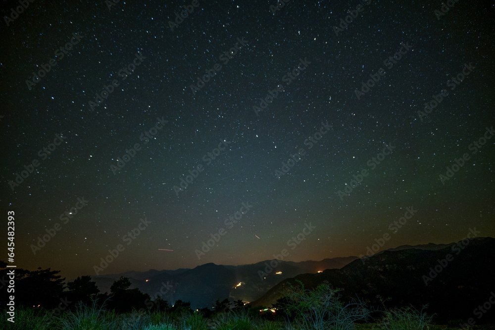 Fototapeta premium Nuit étoilée en montagne