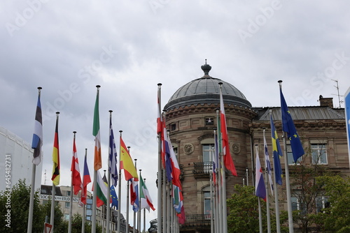 Flaggen der europäischen Union in Straßburg, bewölkte Wetterlage, alte Gebäude im Hintergrund