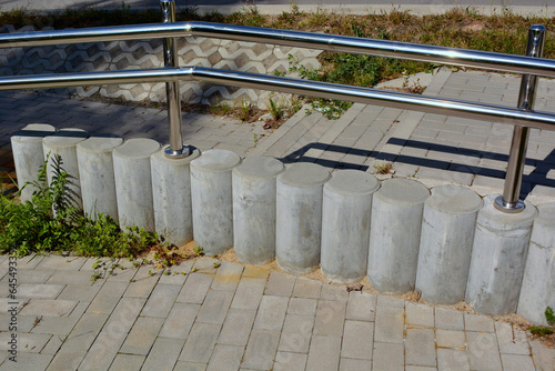 Concrete pillars acting as a curb wall © Gold Picture