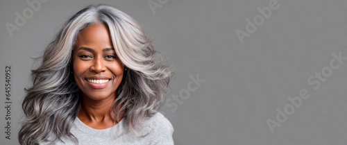Bela mulher negra com cabelos cinzas, pele linda e macia, foto própria para comercial de produtos de beleza photo