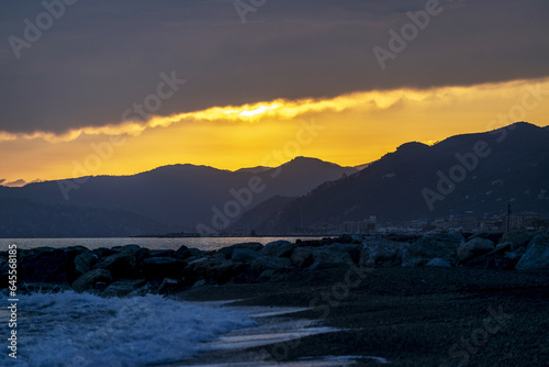 Coucher de soleil au bord de mer dans la région Ligurie en Italie