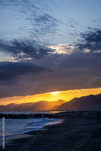 Coucher de soleil au bord de mer dans la région Ligurie en Italie