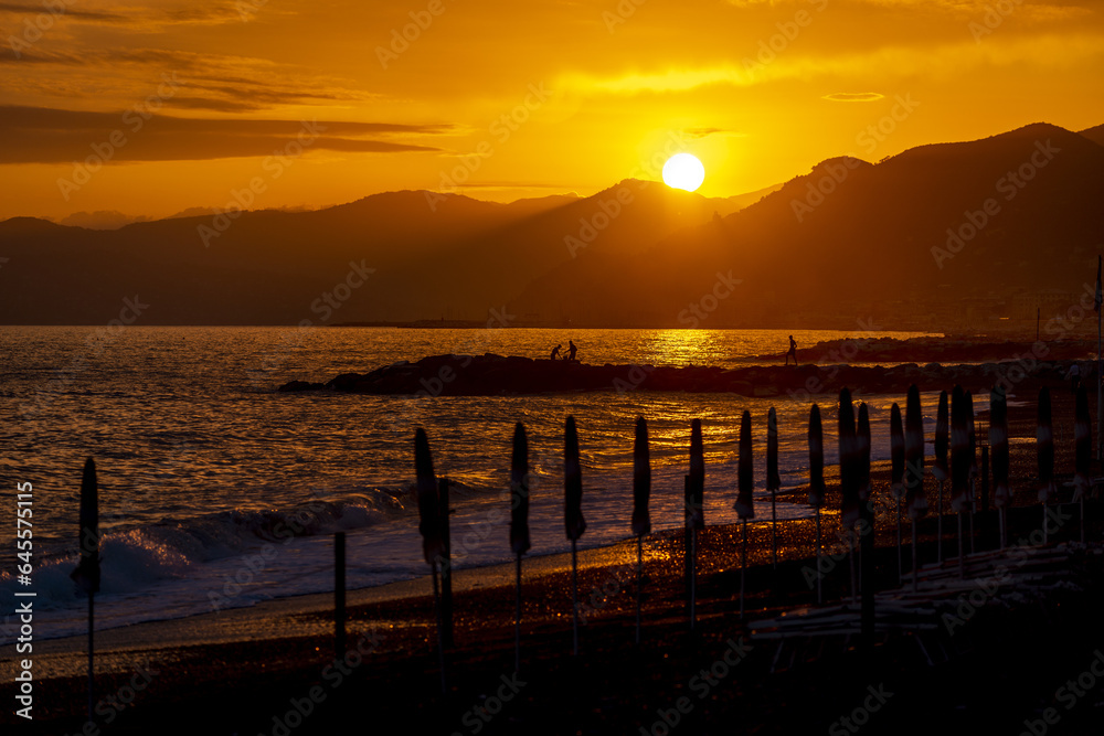 Station balnéaire au coucher de soleil dans la région Ligurie en Italie