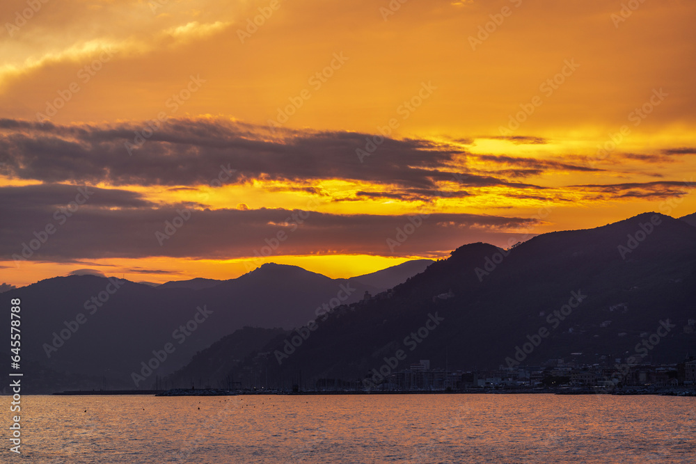 Coucher de soleil au bord de mer dans la région Ligurie en Italie