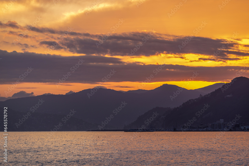 Coucher de soleil au bord de mer dans la région Ligurie en Italie Coucher de soleil au bord de mer dans la région Ligurie en Italie
