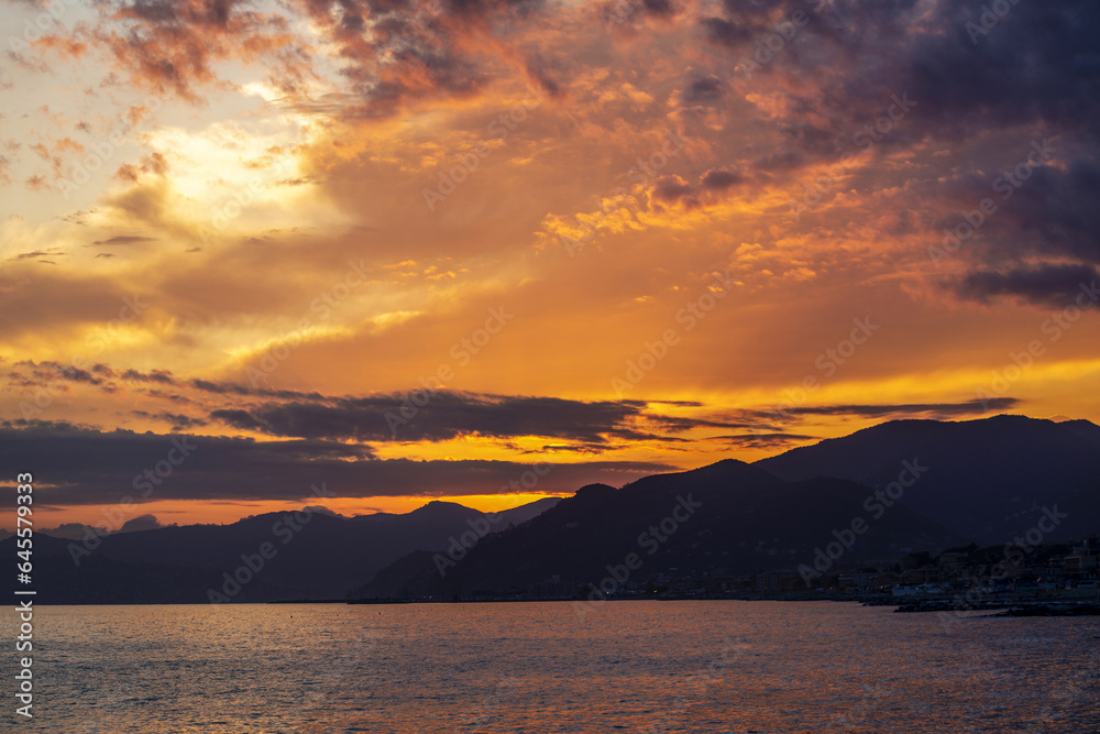 Coucher de soleil au bord de mer dans la région Ligurie en Italie Coucher de soleil au bord de mer dans la région Ligurie en Italie