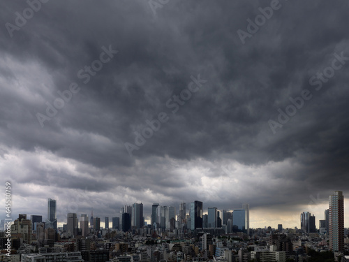 Dark clouds spread over Shinjuku's skyscrapers, photographed on 2023/08/01 12:14. © 本松 昭茂 