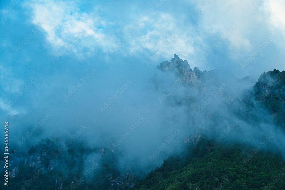 怪しい雲に包まれる瑞牆山