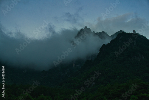 怪しい雲に包まれる瑞牆山 © Shunji Yoshimi