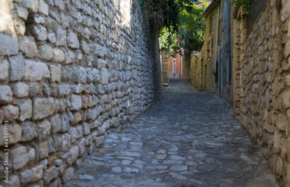Vieille ville de Nyons dans la Drôme autour de la tour Randonne située sur les hauteurs du quartier des Forts. et ses ruelles étroites. 