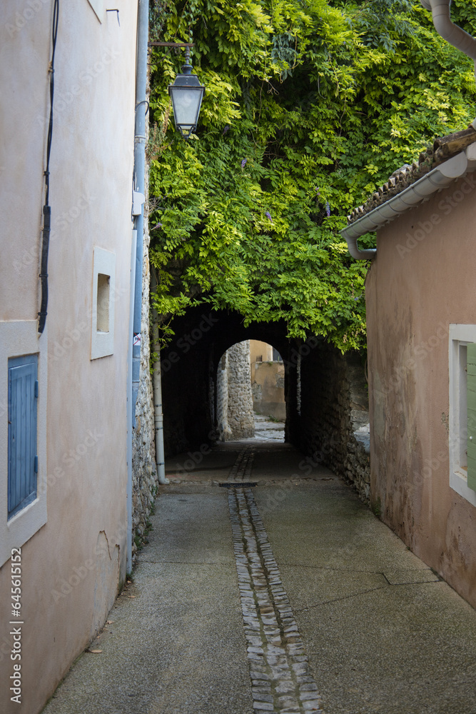 Vieille ville de Nyons dans la Drôme autour de la tour Randonne située sur les hauteurs du quartier des Forts. et ses ruelles étroites. 