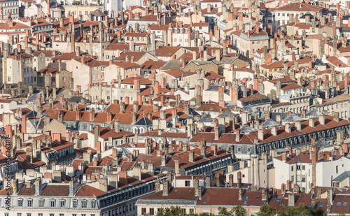 toits et cheminées d'immeubles à Lyon © jef 77