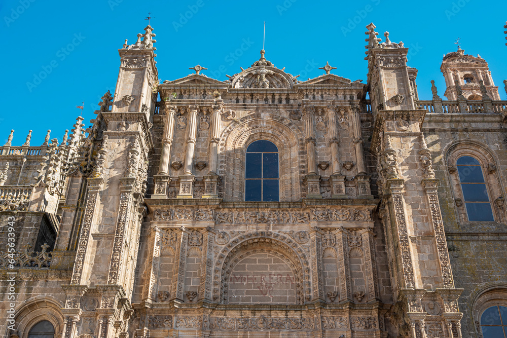 Parte superior de la fachada gótica y barroca de la catedral de Plasencia, España
