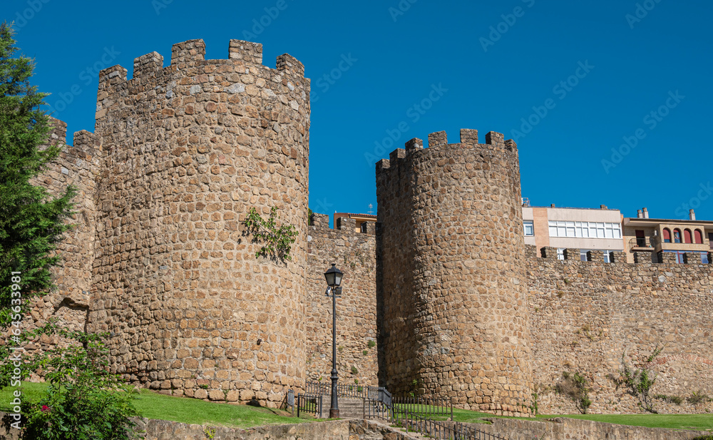Vista de torres y lienzos de la antigua muralla medieval del siglo XII en la villa de Plasencia, España