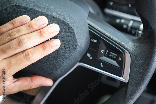Foto A car driver is using hand to bumping on the steering wheel to beeping the horn