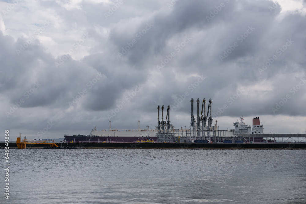 LNG TERMINAL - Tanker at the unloading quay