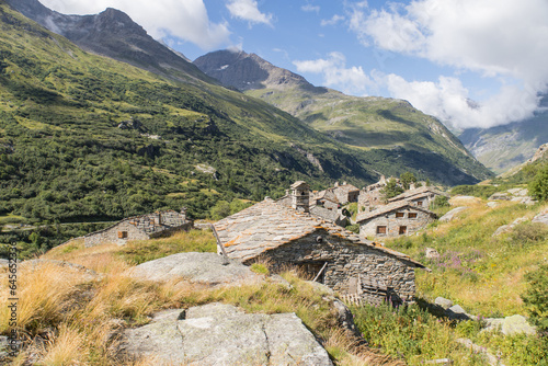 Le hameau de l’Ecot, situé à 2000 m d’altitude représente un trésor de l’authenticité montagnarde. Avec ses vieilles pierres et ses toits de lauzes c'est un patrimoine culturel et architectural