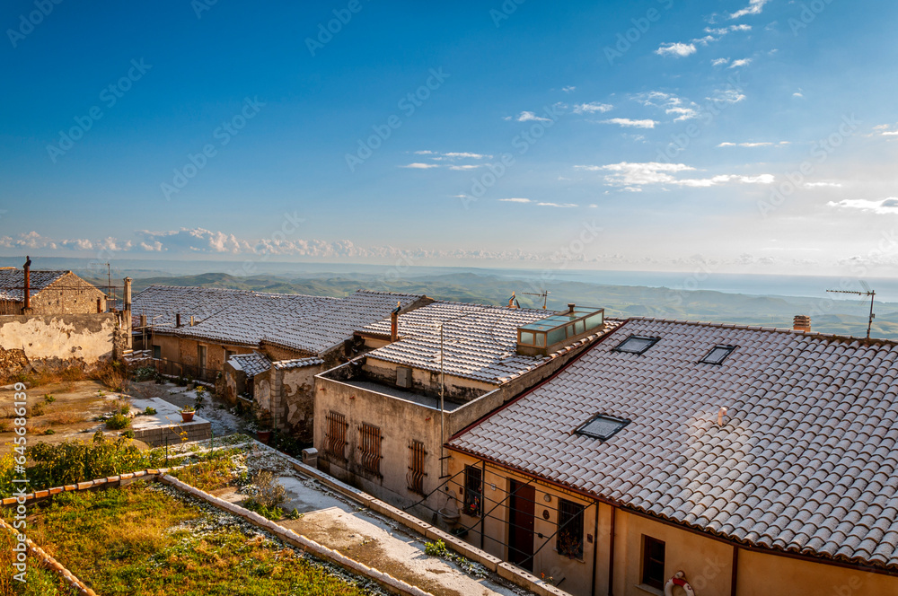 Vista panoramica di alcune case innevate a Cropani Vista panoramica di alcune case innevate a Cropani