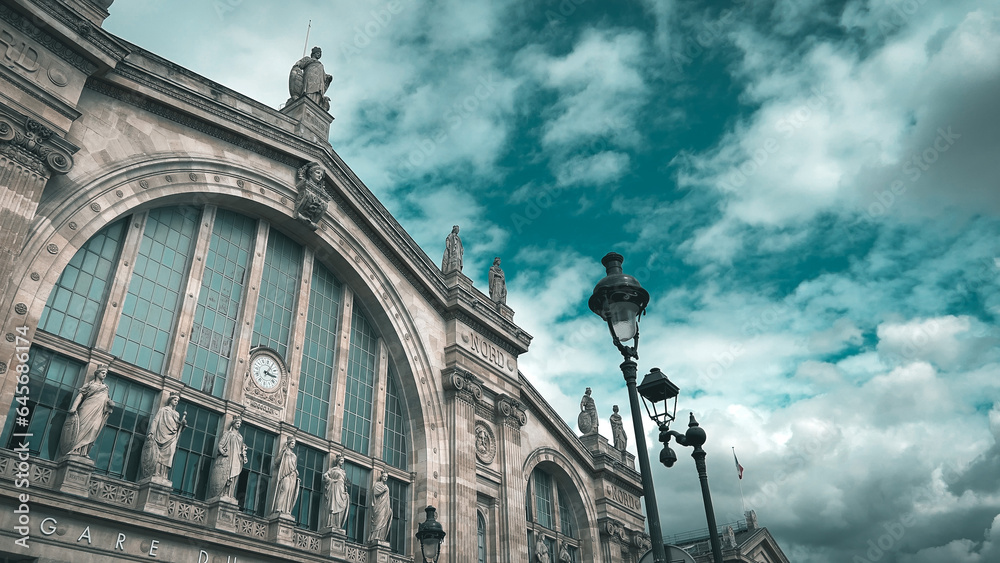 North Station in Paris with clouds - obrazy, fototapety, plakaty 