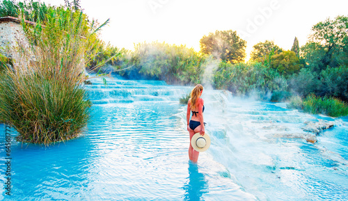 Foto Young female tourist enjoying Natural spa with waterfalls at Saturnia thermal ba