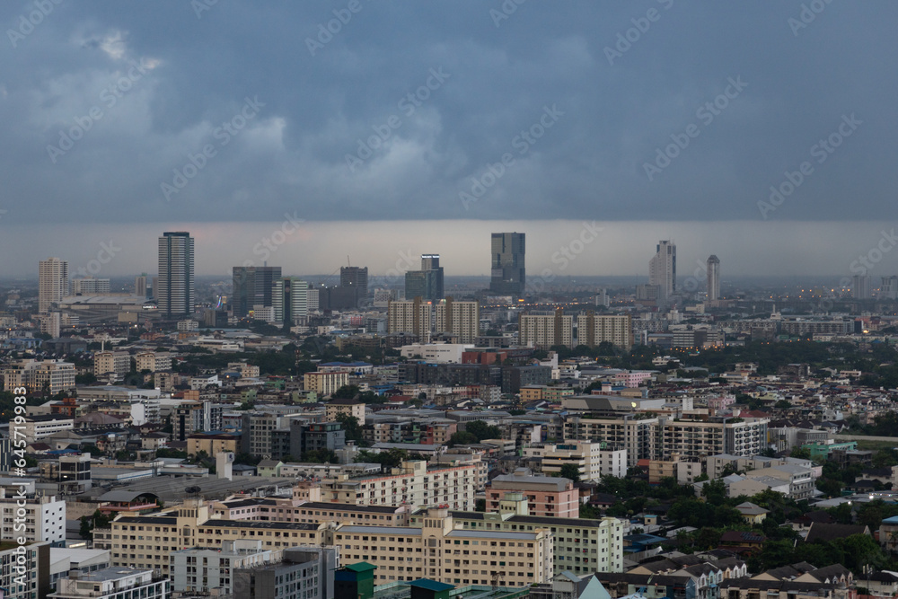 Obraz premium Sky grey cloud and heavy rain in Bangkok city, Thailand.