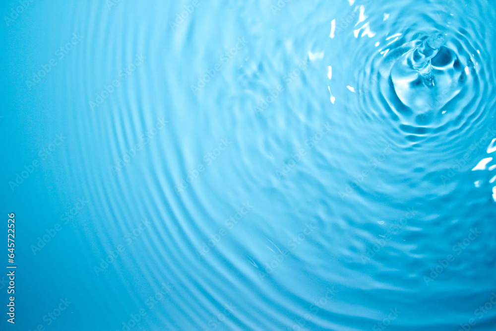 Obraz premium The surface of the water is clear, blue, soft and shiny.