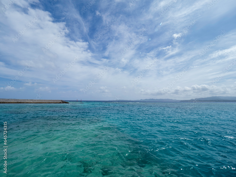 沖縄本部町水納島の海、空、雲