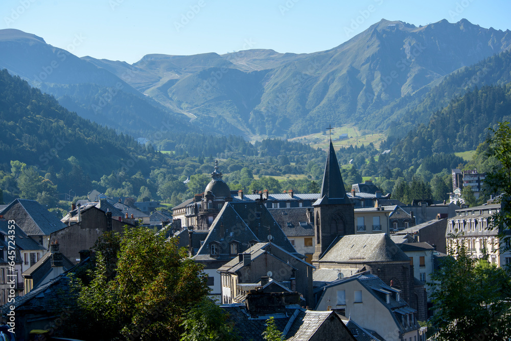 ville du Mont Dore avec. vue sur le Sancy région Auvergne