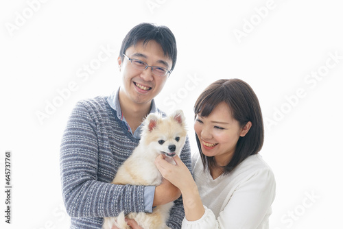 犬を抱く夫婦・カップル・ブリーダー・動物愛護