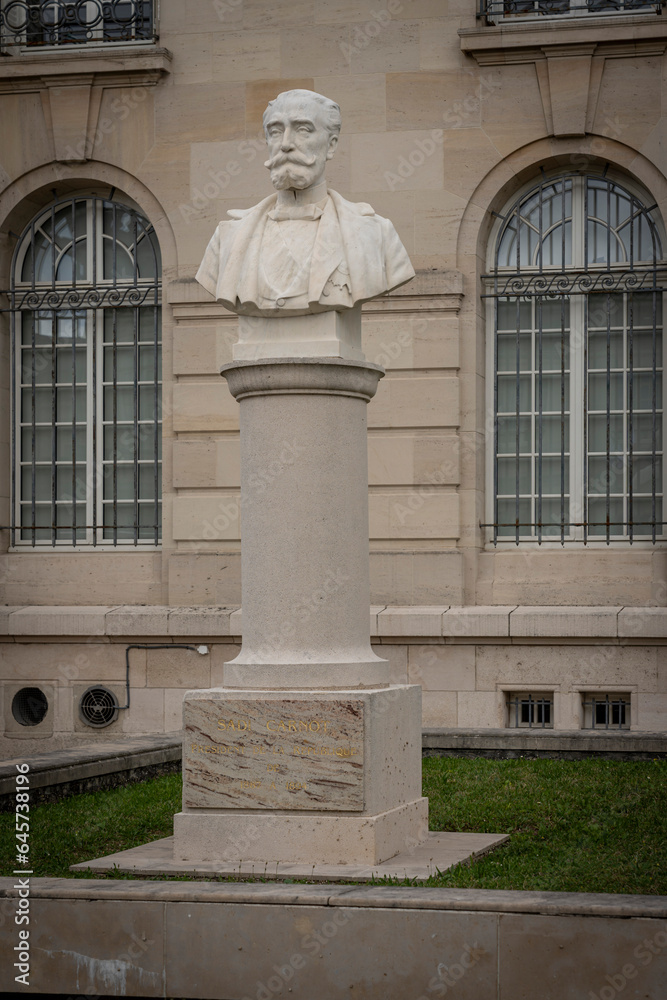 Obraz premium Chalons-en-Champagne, France - 09 01 2023: View of the statue of President of the Republic Sadi Carnot in front of Marne departmental archives building.