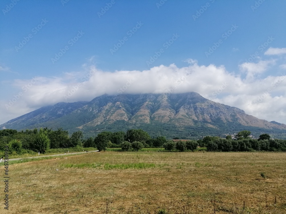 Monte Taburno veduta estiva con nubi sulla cima e foschia leggera