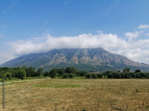 Monte Taburno veduta estiva con nubi sulla cima e foschia leggera