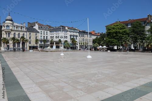 La place Georges Clemenceau, ville de Pau, département des Pyrénées Atlantiques, France photo