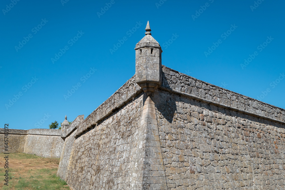 Parte da fachada do forte de São Neutel, forte militar medieval em Chaves, Portugal